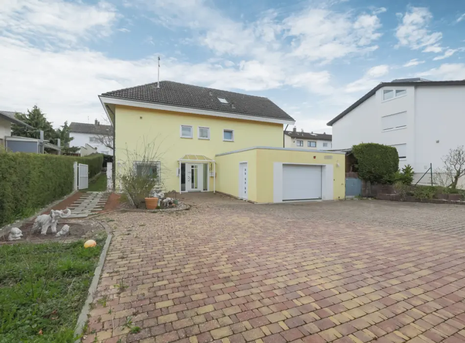 Vorderansicht der Immobilie: Großzügiges Einfamilienhaus in ruhiger Lage (Titelbild)