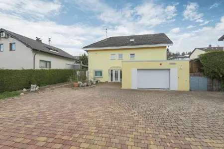 Vorderansicht der Immobilie: Großzügiges Einfamilienhaus in ruhiger Lage (Foto)