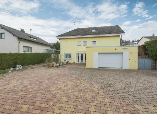Vorderansicht der Immobilie: Großzügiges Einfamilienhaus in ruhiger Lage (Foto)