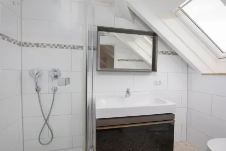 Badezimmer DG der Immobilie: Großzügiges Einfamilienhaus in ruhiger Lage (Foto)
