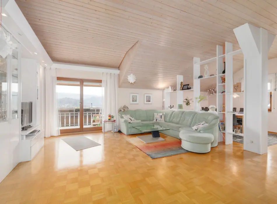 Wohnzimmerder Immobilien: Ruhe und Aussicht garantiert!
Stilvolle 3,5-Zimmer-DG-Wohnung mit Kamin und Garage! (Titelbild)
