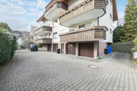 Rückansicht mit Garagen und Stellplätzender Immobilien: Ruhe und Aussicht garantiert!
Stilvolle 3,5-Zimmer-DG-Wohnung mit Kamin und Garage! (Foto)