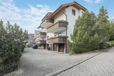 Rückansichtder Immobilien: Ruhe und Aussicht garantiert!
Stilvolle 3,5-Zimmer-DG-Wohnung mit Kamin und Garage! (Foto)
