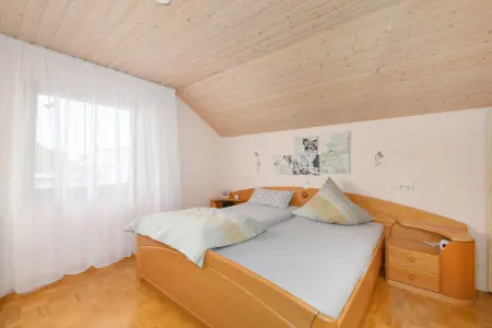 Schlafzimmerder Immobilien: Ruhe und Aussicht garantiert!
Stilvolle 3,5-Zimmer-DG-Wohnung mit Kamin und Garage! (Foto)
