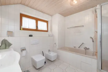 Badezimmerder Immobilien: Ruhe und Aussicht garantiert!
Stilvolle 3,5-Zimmer-DG-Wohnung mit Kamin und Garage! (Foto)