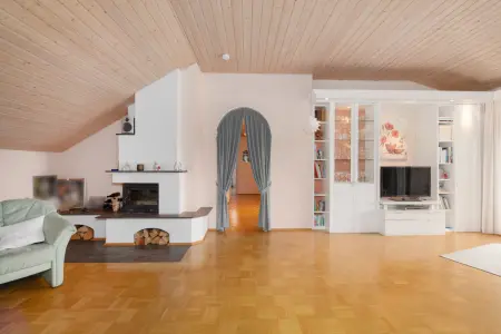 Wohnzimmerder Immobilien: Ruhe und Aussicht garantiert!
Stilvolle 3,5-Zimmer-DG-Wohnung mit Kamin und Garage! (Foto)
