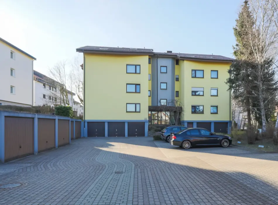Straßenansichtder Immobilien: Freundliche 2-Zi-Whg. mit Balkon u. Garage in Neuenbürg zu verkaufen! (Titelbild)