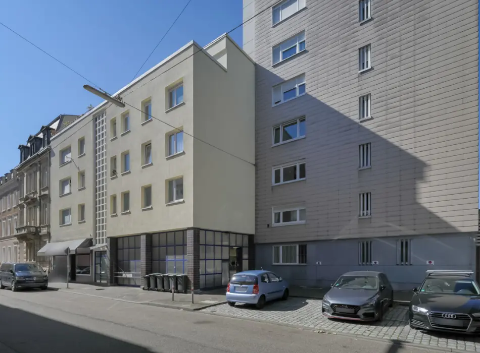 Straßenansicht der Immobilie: Ihre Kapitalanlage in gefragter Lage!
4-Zimmerwohnung mit Tiefgaragenstellplatz-Ideal für Studenten! (Titelbild)