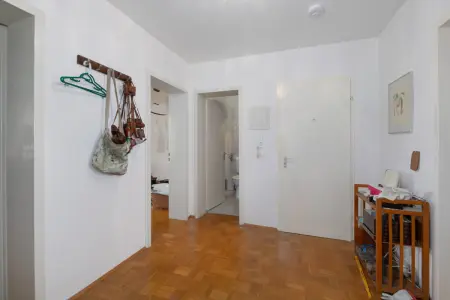 Diele und separates WC der Immobilie: Ihre Kapitalanlage in gefragter Lage!
4-Zimmerwohnung mit Tiefgaragenstellplatz-Ideal für Studenten! (Foto)