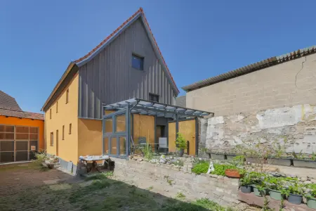 Hausrückseite mit Terrasse der Immobilie: Wo der Hahn kräht und das Herz lacht: Charmantes Bauernhaus für die ganze Familie! (Foto)