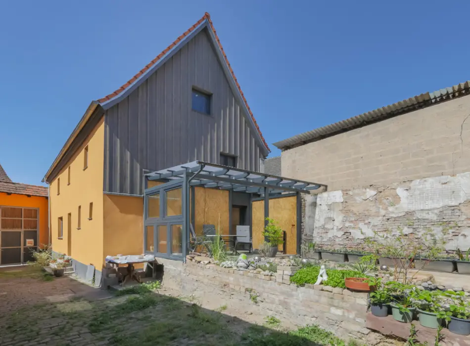 Hausrückseite mit Terrasseder Immobilien: Wo der Hahn kräht und das Herz lacht: Familienhaus mit Hof und Charme! (Titelbild)