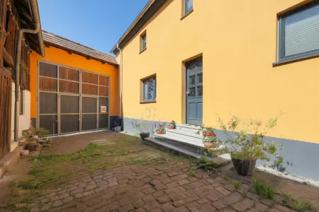 Hofeingangder Immobilien: Wo der Hahn kräht und das Herz lacht: Familienhaus mit Hof und Charme! (Foto)