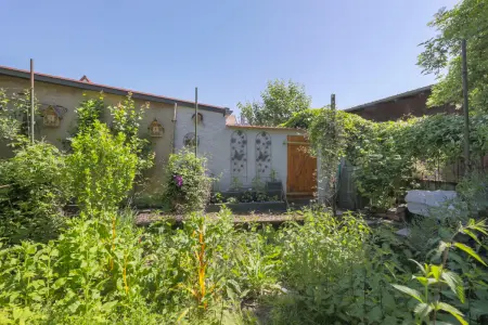 Kräutergarten hinter der Scheuneder Immobilien: Wo der Hahn kräht und das Herz lacht: Familienhaus mit Hof und Charme! (Foto)