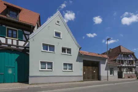 Hausfrontder Immobilien: Wo der Hahn kräht und das Herz lacht: Familienhaus mit Hof und Charme! (Foto)