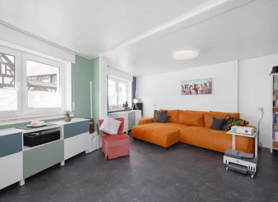 Wohnzimmer 1 der Immobilie: Wo der Hahn kräht und das Herz lacht: Charmantes Bauernhaus für die ganze Familie! (Foto)