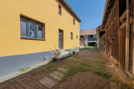 Hofzugang der Immobilie: Wo der Hahn kräht und das Herz lacht: Charmantes Bauernhaus für die ganze Familie! (Foto)