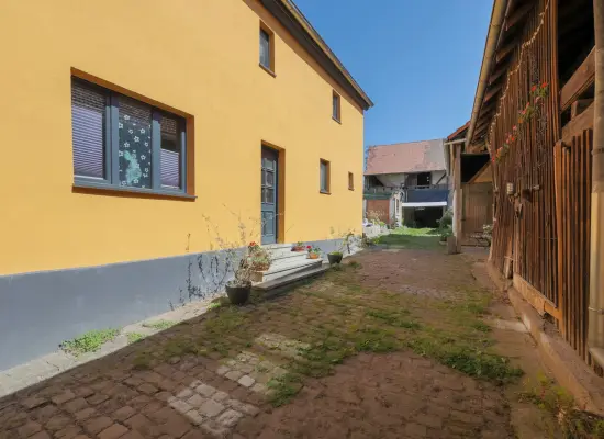 Hofzugang der Immobilie: Wo der Hahn kräht und das Herz lacht: Charmantes Bauernhaus für die ganze Familie! (Foto)