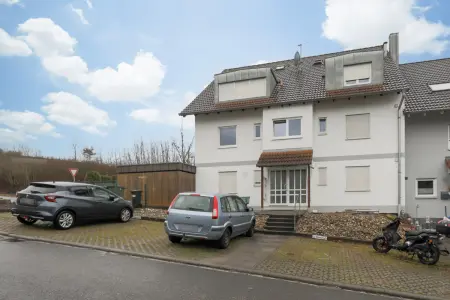 Vorderansicht der Immobilie: Solides Mehrfamilienhaus in Karlsbad (Titelbild)