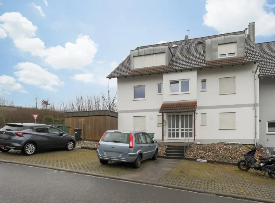 Vorderansicht der Immobilie: Solides Mehrfamilienhaus in Karlsbad (Titelbild)