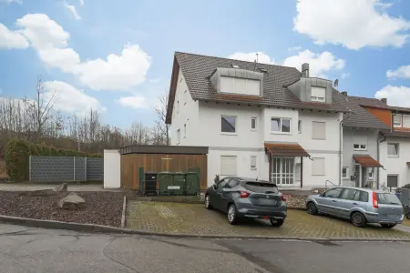 Vorderansicht der Immobilie: Solides Mehrfamilienhaus in Karlsbad (Foto)