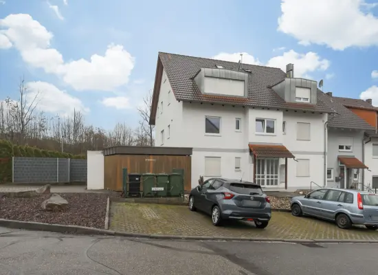 Vorderansicht der Immobilie: Solides Mehrfamilienhaus in Karlsbad (Foto)