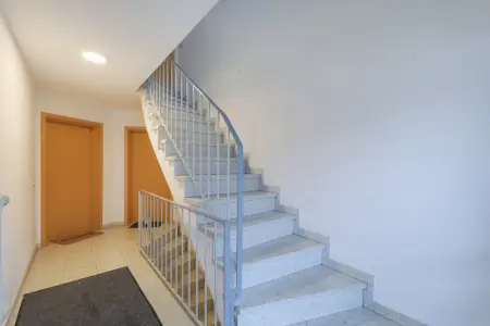 Treppenhaus der Immobilie: Solides Mehrfamilienhaus in Karlsbad (Foto)