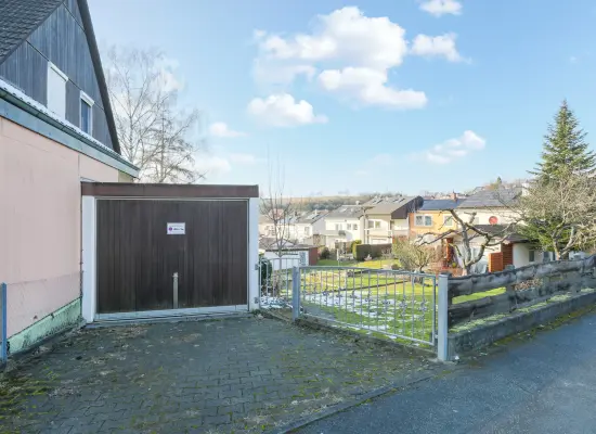 Straßenansicht mit Garage