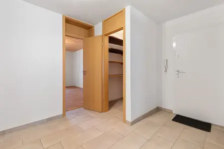 Flur mit Abstellraumder Immobilien: Seniorengerechte und sehr gepflegte 3-Zimmerwohnung mit Balkon und Stellplatz! (Foto)