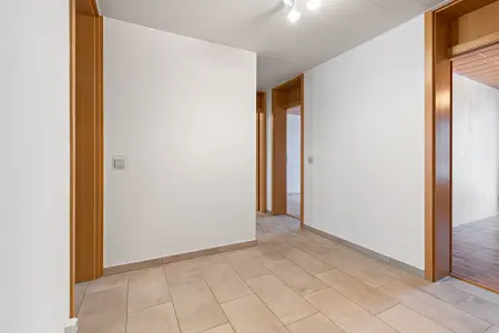 Flurder Immobilien: Seniorengerechte und sehr gepflegte 3-Zimmerwohnung mit Balkon und Stellplatz! (Foto)