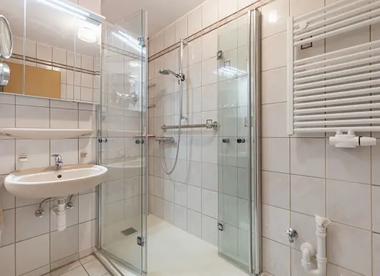 teilmodernisiertes Badezimmer0der Immobilien: Seniorengerechte und sehr gepflegte 3-Zimmerwohnung mit Balkon und Stellplatz! (Foto)