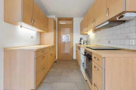 Einbaukücheder Immobilien: Seniorengerechte und sehr gepflegte 3-Zimmerwohnung mit Balkon und Stellplatz! (Foto)