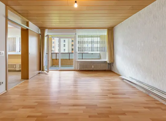 Wohnzimmerder Immobilien: Seniorengerechte und sehr gepflegte 3-Zimmerwohnung mit Balkon und Stellplatz! (Foto)