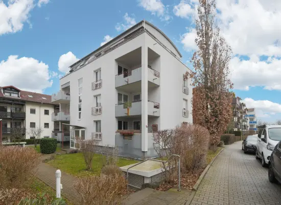 Straßenansichtder Immobilien: Top-Lage! Sonnige 3-Zimmer-ETW mit tollem Balkon und Garage auf Erbbaugrundstück! (Foto)