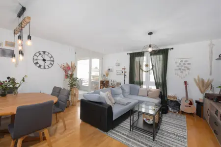Wohnzimmerder Immobilien: Top-Lage! Sonnige 3-Zimmer-ETW mit tollem Balkon und Garage auf Erbbaugrundstück! (Foto)