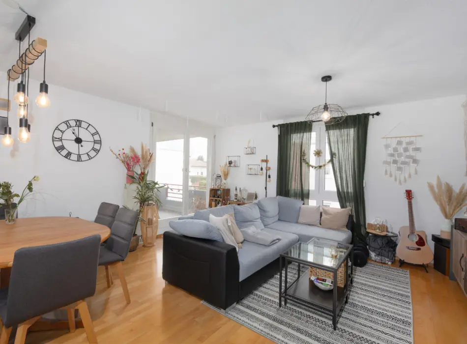 Wohnzimmer der Immobilie: Rod-Gebiet Tolle 3-Zimmer-ETW mit tollem Balkon und Garage auf Erbbaugrundstück! (Foto)