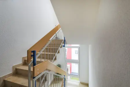 Treppenhaus der Immobilie: Rod-Gebiet Tolle 3-Zimmer-ETW mit tollem Balkon und Garage auf Erbbaugrundstück! (Foto)