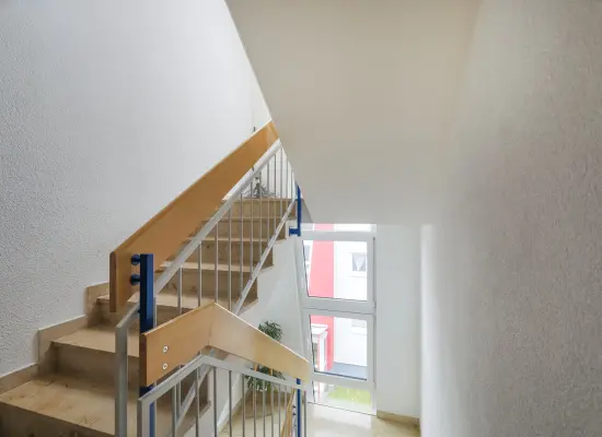 Treppenhausder Immobilien: Top-Lage! Sonnige 3-Zimmer-ETW mit tollem Balkon und Garage auf Erbbaugrundstück! (Foto)