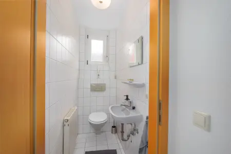 Separates WCder Immobilien: Top-Lage! Sonnige 3-Zimmer-ETW mit tollem Balkon und Garage auf Erbbaugrundstück! (Foto)
