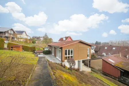 Rückansicht und Garten der Immobilie: Charmantes 2-Familienhaus in Remchingen-Wilferdingen (Foto)