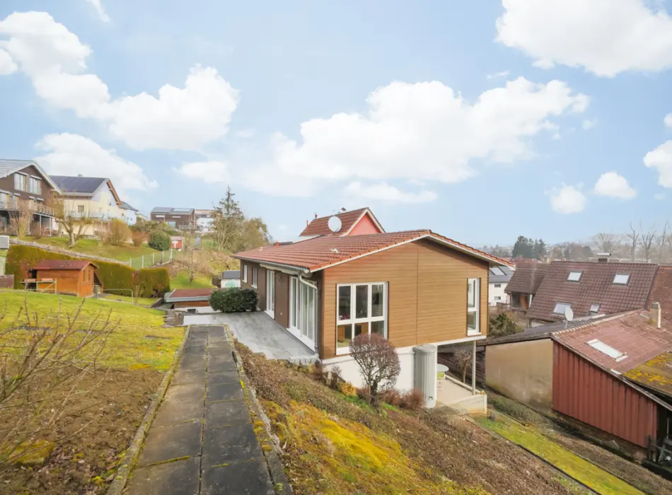 Rückansicht und Gartender Immobilien: Charmantes 2-Familienhaus in Remchingen-Wilferdingen (Titelbild)