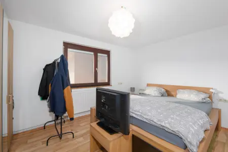 Schlafzimmer EGder Immobilien: Charmantes 2-Familienhaus in Remchingen-Wilferdingen (Foto)