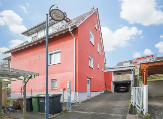 Straßenansicht der Immobilie: Charmantes 2-Familienhaus in Remchingen-Wilferdingen (Foto)