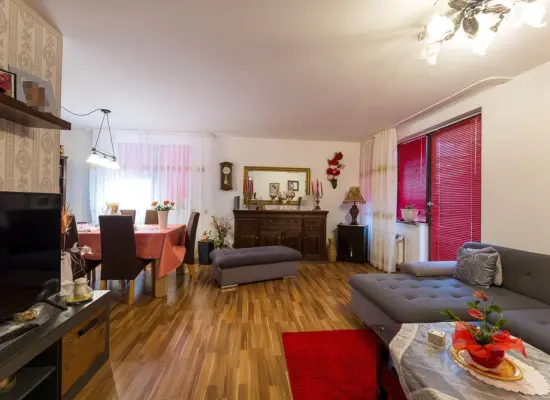 Wohnzimmerder Immobilien: Großzügige und gepflegte 3,5-Zi-Whg auf dem Sonnenhof mit Balkon - ideal für Alt und Jung! (Foto)