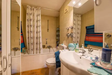 Badezimmerder Immobilien: Großzügige und gepflegte 3,5-Zi-Whg auf dem Sonnenhof mit Balkon - ideal für Alt und Jung! (Foto)