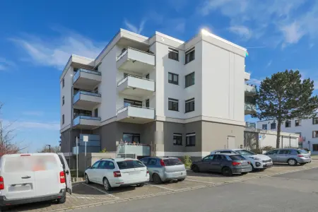Straßenansichtder Immobilien: Großzügige und gepflegte 3,5-Zi-Whg auf dem Sonnenhof mit Balkon - ideal für Alt und Jung! (Foto)
