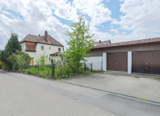 Seitenansicht mit Doppelgarageder Immobilien: Stilvolle Villa in bester Lage (Foto)