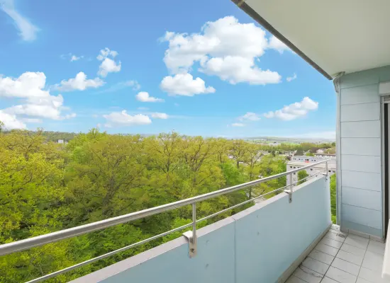 Sonniger Aussichts-Balkonder Immobilien: Wohnen mit Blick ins Grüne! (Foto)