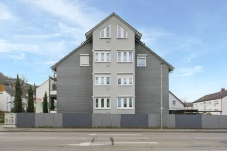 Straßenansichtder Immobilien: Versteckter Wohntraum – Gemütliche Souterrainwohnung mit Wohlfühlgarantie (Foto)