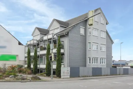 Straßenansicht der Immobilie: Versteckter Wohntraum – Gemütliche Souterrainwohnung mit Wohlfühlgarantie (Titelbild)