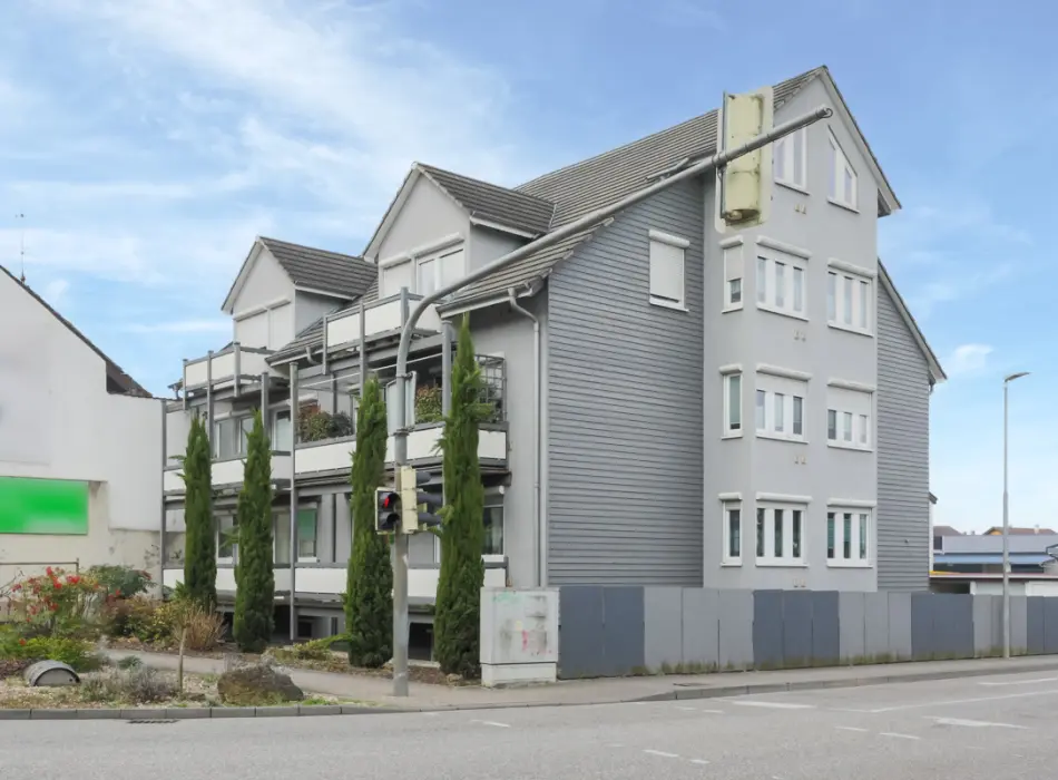 Straßenansichtder Immobilien: Versteckter Wohntraum – Gemütliche Souterrainwohnung mit Wohlfühlgarantie (Titelbild)